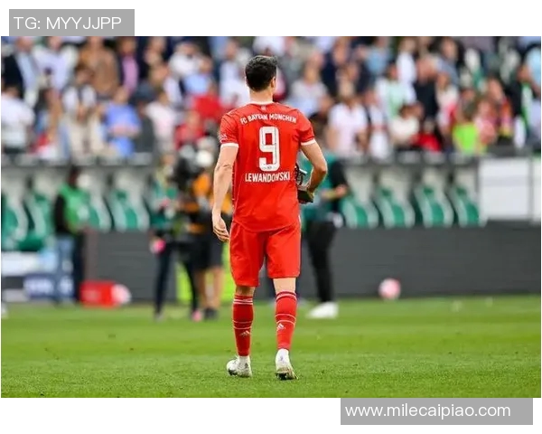 莱万重返德甲与旧主交锋拜仁球迷怒斥其忘恩负义行为